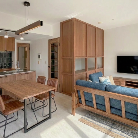 光が巡る大空間LD。仕事と暮らしをシームレスに繋ぐ、造作ワークスペースのある住まい